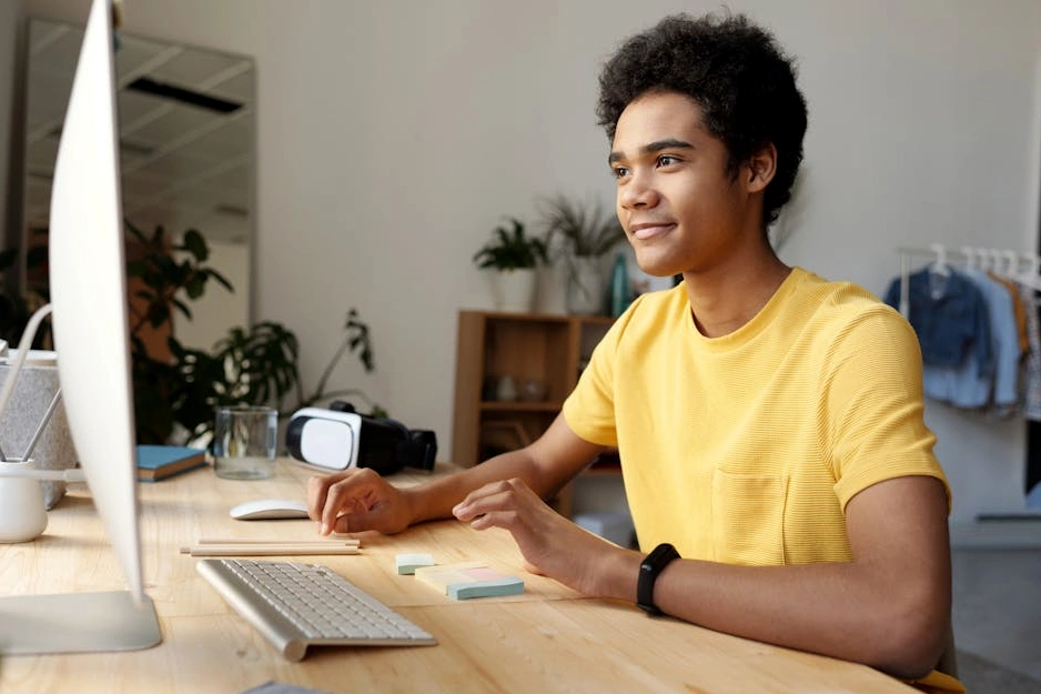 Uživatel vyplňuje online registrační formulář na platformě Ethos Corp.