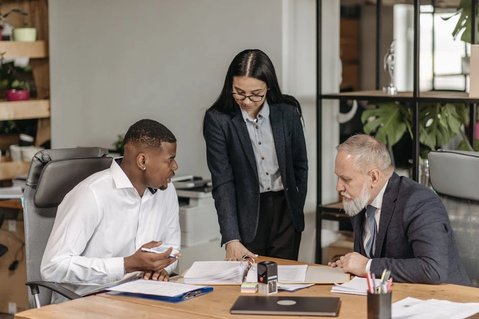 Tým profesionálů diskutuje strategii etického růstu v moderní kanceláři.
